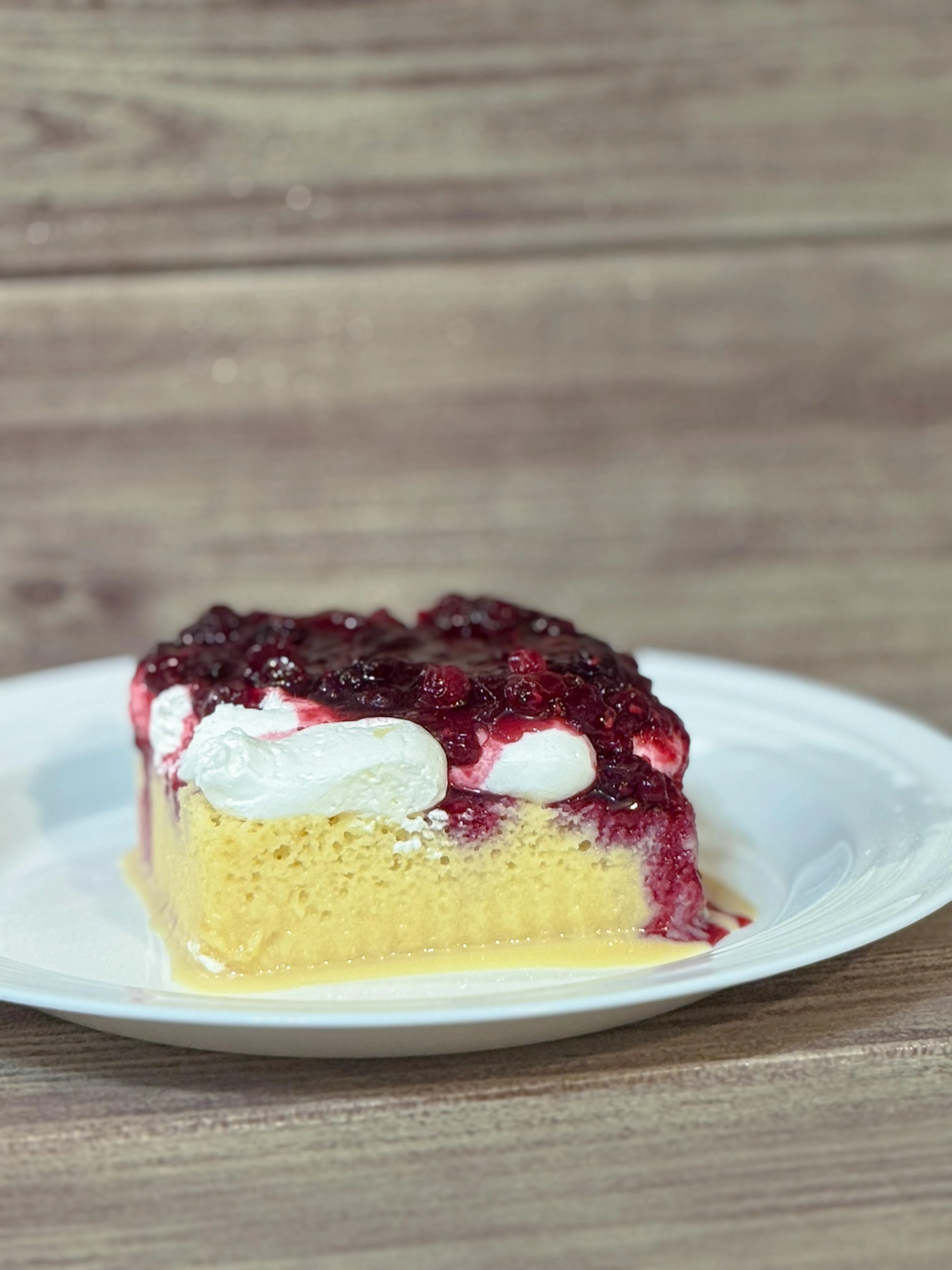 Postre Tres Leches de Frutos Rojos